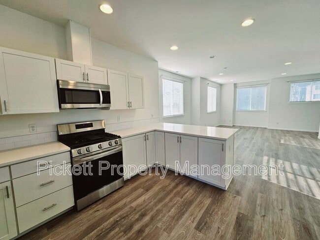 Building Photo - 946 NW Highgarden Dr