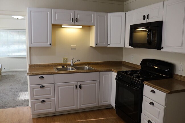 Building Photo - 6 bedroom 2 bath home