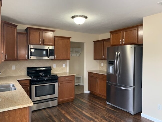 Building Photo - 4 BEDROOM 3 1/2 BATHROOM HOUSE FOR LEASE I...