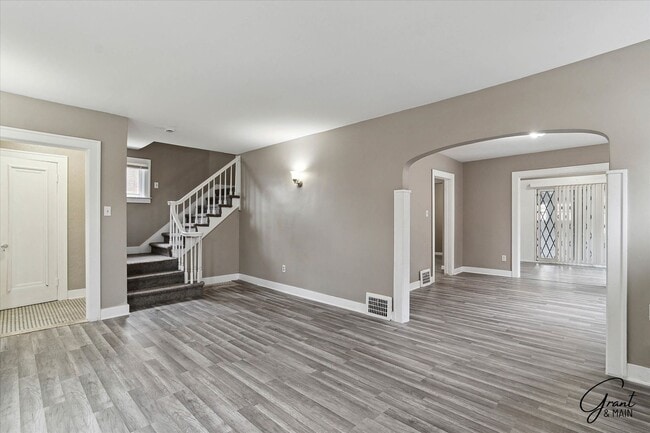 Building Photo - $1500 Large 3 bedroom home