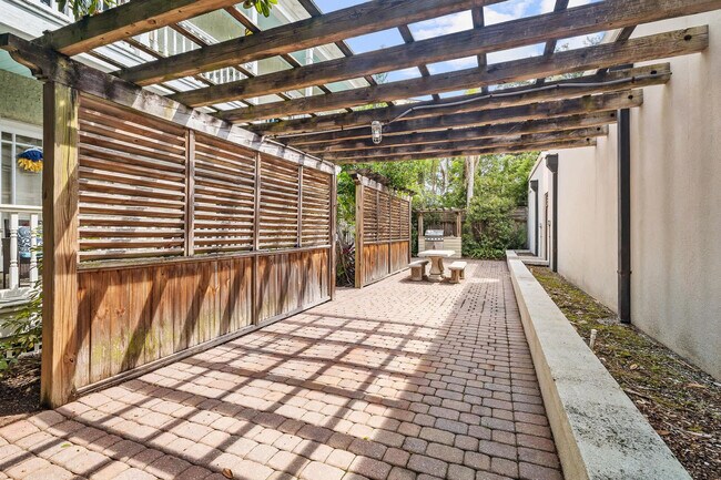 Building Photo - 211 Arpieka Ave