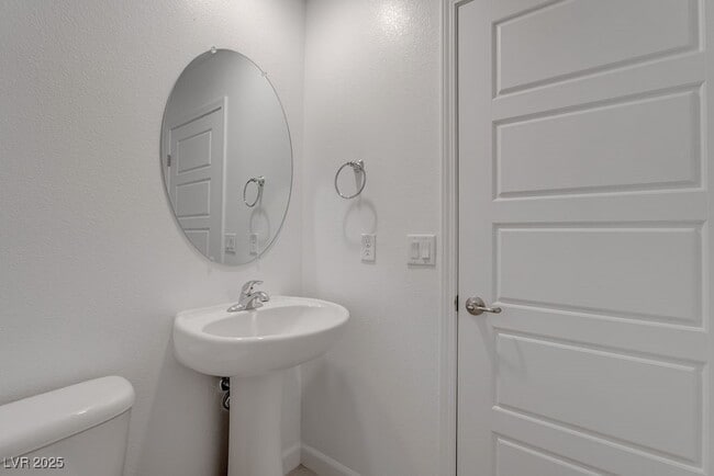 Building Photo - 933 Watford Pl