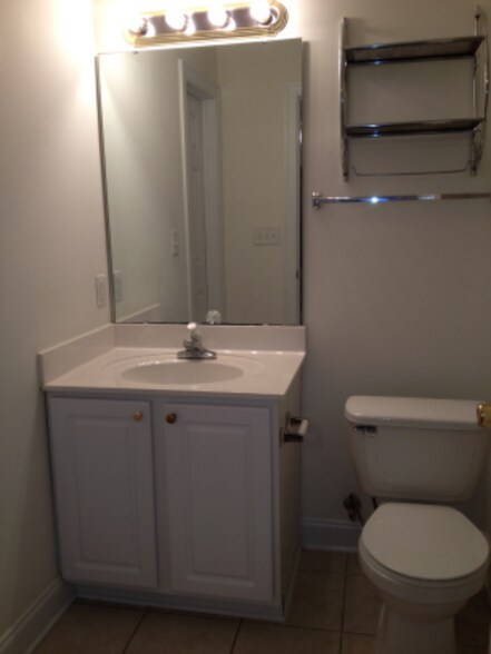 Building Photo - 1016 Hickory Dr