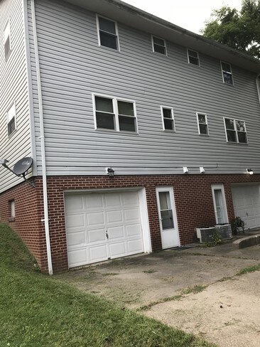 single stall garage - 722 James St