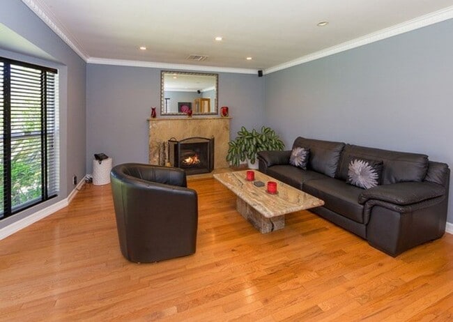 Building Photo - PRIVATE HOUSE.. POOL.  3 Bedroom + 2 Bath. In UNIT WASHER / DRYER