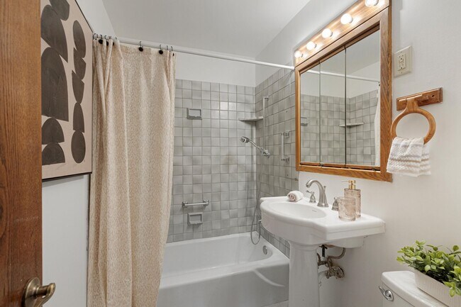 Building Photo - Split-Entry Home in La Vista! This 3-bedro...