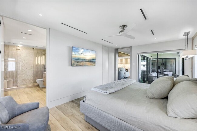 Building Photo - 295 5th Ave S