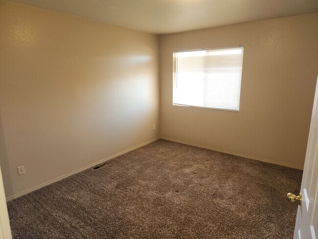 Building Photo - 2-Bedroom Briargate Townhouse