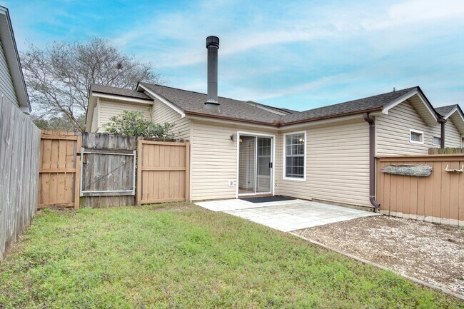 Building Photo - Beautiful 2-Bedroom, 2-Bath Duplex Near Ho...