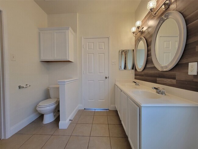 Building Photo - 1028 Utopia Ln