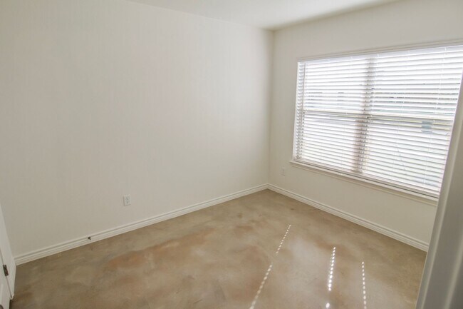 Building Photo - 1261 Lehmann Dr
