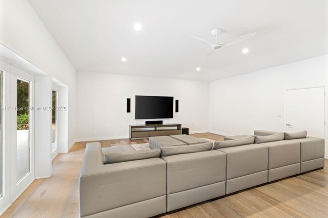 Building Photo - 11015 Lakeside Dr