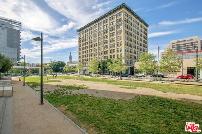 Building Photo - 108 W 2nd St