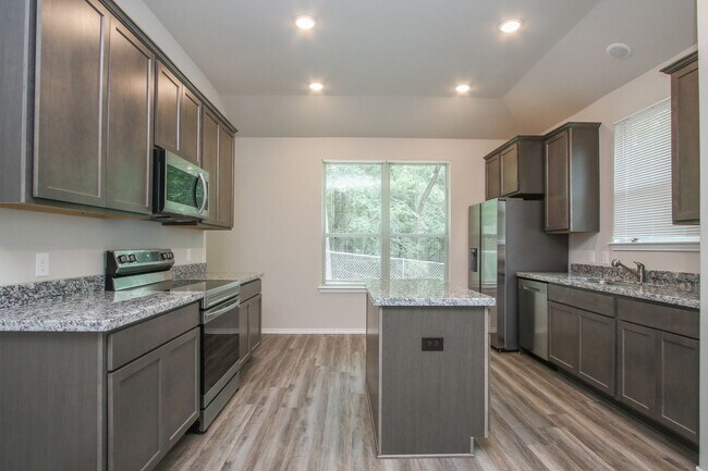 Building Photo - Beautiful 3 Bedroom / 2 Bathroom home in 7...
