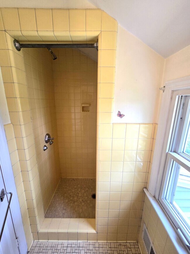 Building Photo - Amazing views overlooking the Raritan River! Commuter delight! Single family home with 2-bedroom,...