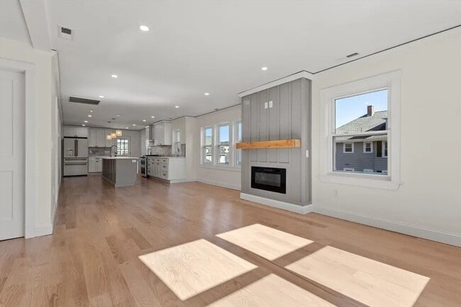 Building Photo - 158 N Beacon St