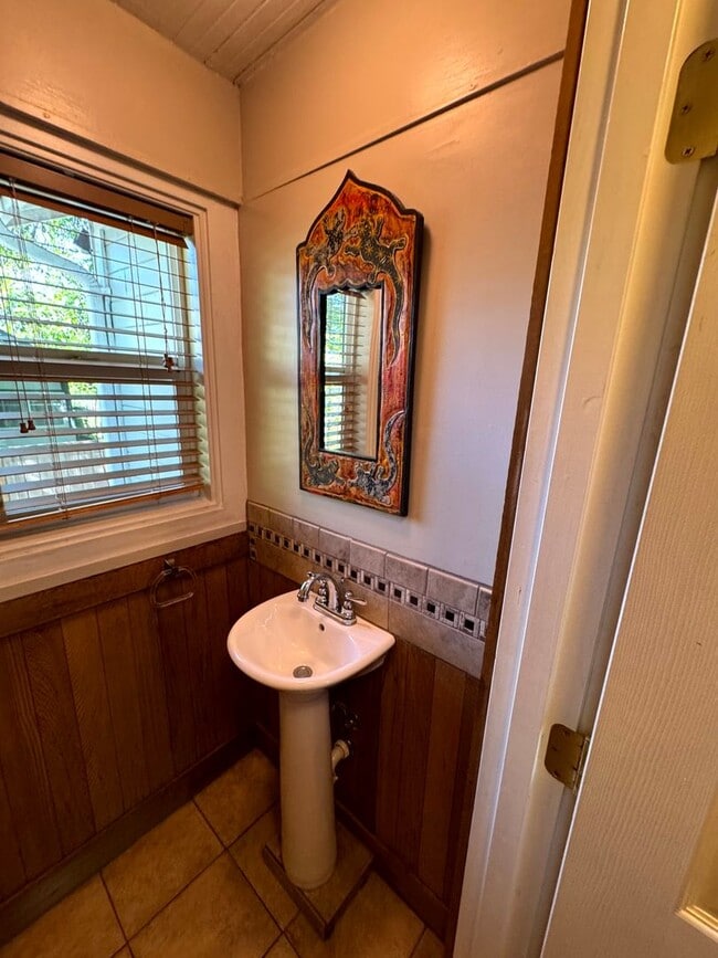Building Photo - 4 Bedroom House Near Downtown Eugene
