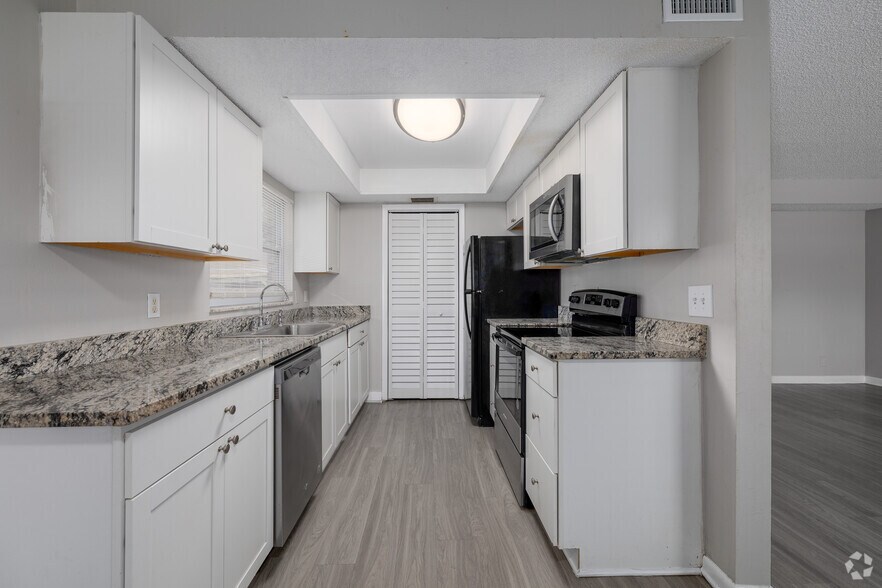 2BR, 1BA - 934SF - Kitchen - 600 Wildwood Way