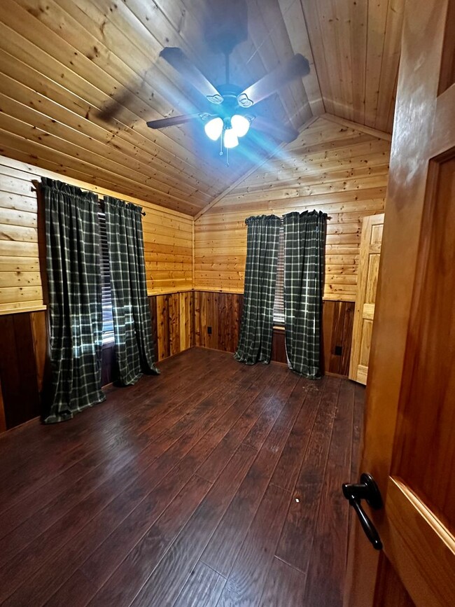 Building Photo - CABIN - Brock ISD - HORSES WELCOME