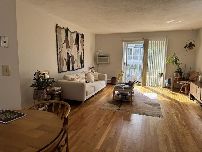 Building Photo - 8 Robinwood Ave