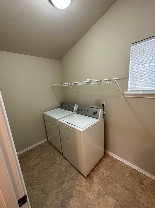 Building Photo - 3 bed 2 bath Townhome Green Lake Neighborh...