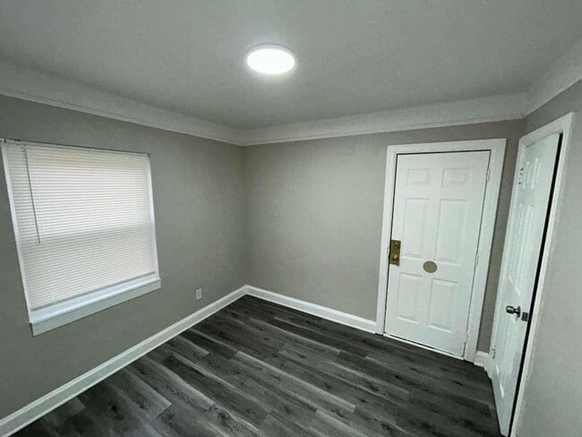 Building Photo - Freshly Renovated 3 Bedroom Bungalow