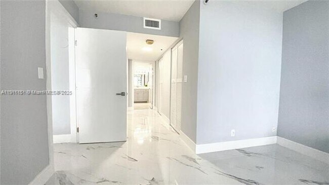 Building Photo - 1717 N Bayshore Dr