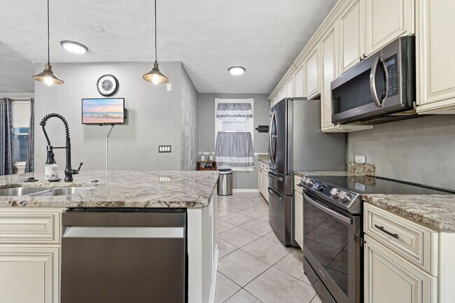 Building Photo - Live Steps from the Heart of Olde Towne