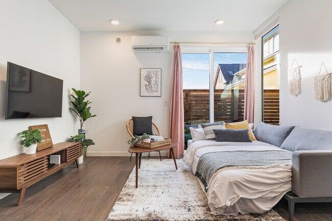 Building Photo - 1112 13th Ave