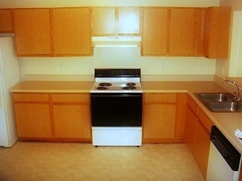 Building Photo - Townhome living, near Piney Green Gate