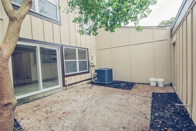 Building Photo - 12553 Wellington Park Dr