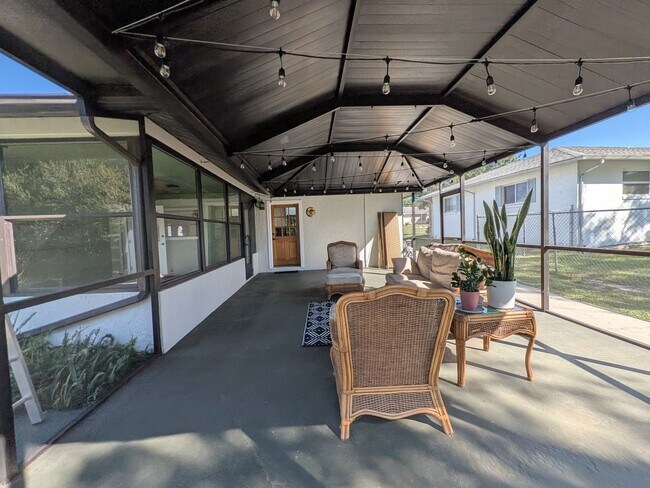 Building Photo - Gorgeous 3/2/2 Home, Great Location