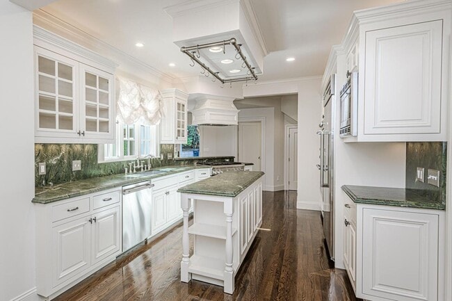 Building Photo - 719 W Poplar Ave