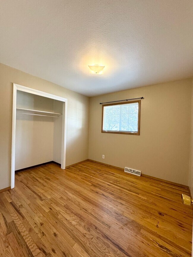 Building Photo - 3 Bed/1 Bath Home Near CSU!