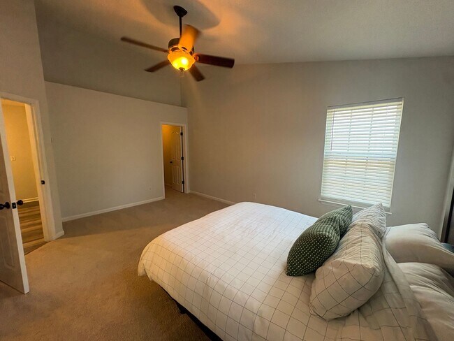 Building Photo - Modern & Spacious Townhome Beside Riverside High School!