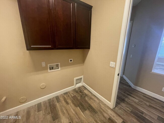 Building Photo - 4263 E Maplewood Ct