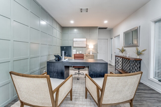 Building Photo - Creekstone