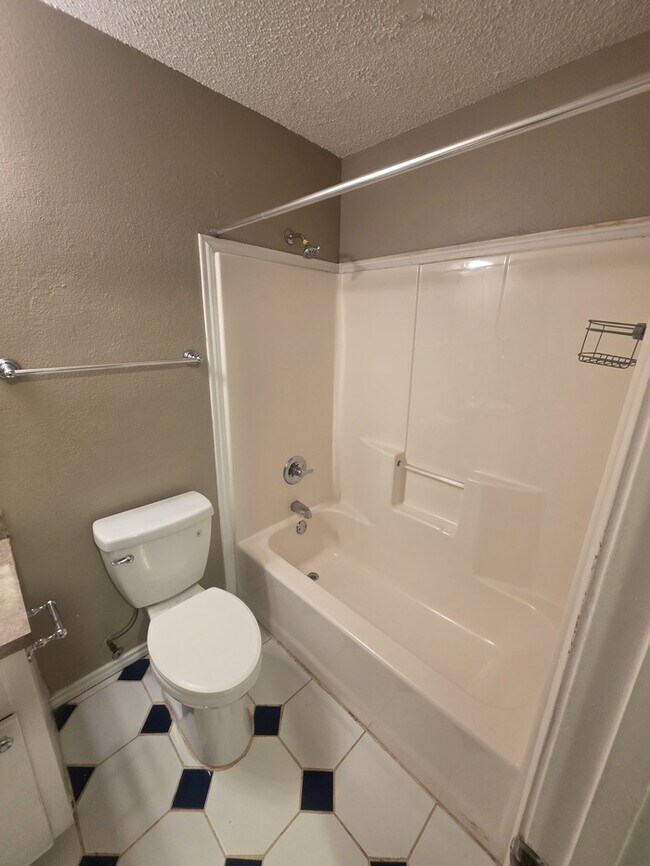 Building Photo - 4 bed 2 bath home