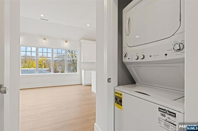 Building Photo - 445 Ramapo Valley Rd