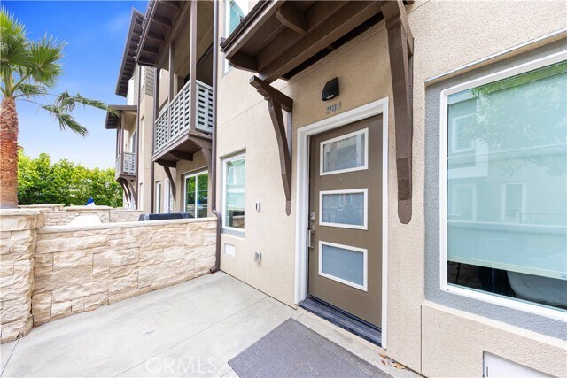 Building Photo - 983 Doheny Way