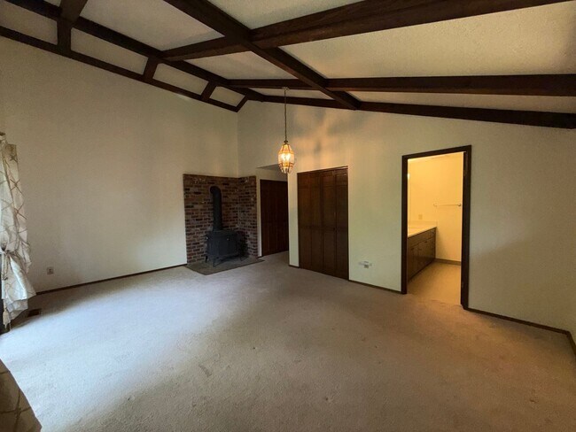 Building Photo - 3 Bed 2.5 Bath in the Heart of Bellevue