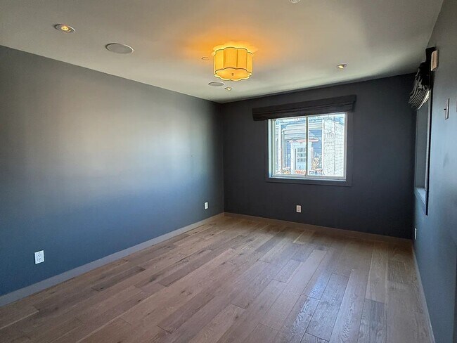 Building Photo - Luxury Penthouse Condo w/Large Private Terrace, Outdoor Kitchen – a must see! PROGRESSIVE