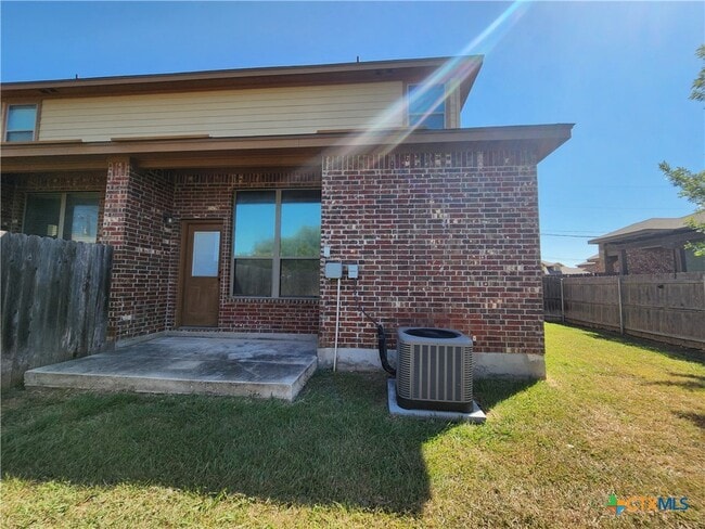 Building Photo - 303 Rosalie Dr