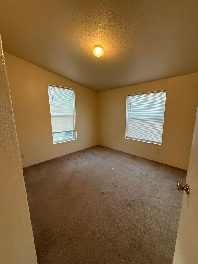 Building Photo - Don’t miss out on this great home