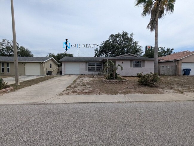 Building Photo - Section 8 available: 2/2 over 1048sf with ...