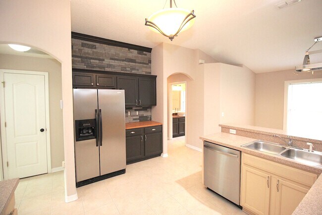 Building Photo - Huge 4 Bed 3 Bath Home w FENCED YARD and SCREENED LANAI for Rent!