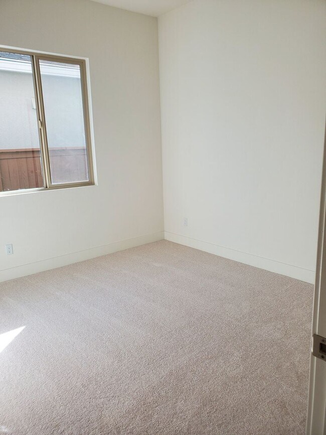 Building Photo - Next Gen Home with main house and guess unit in Spring lake Area