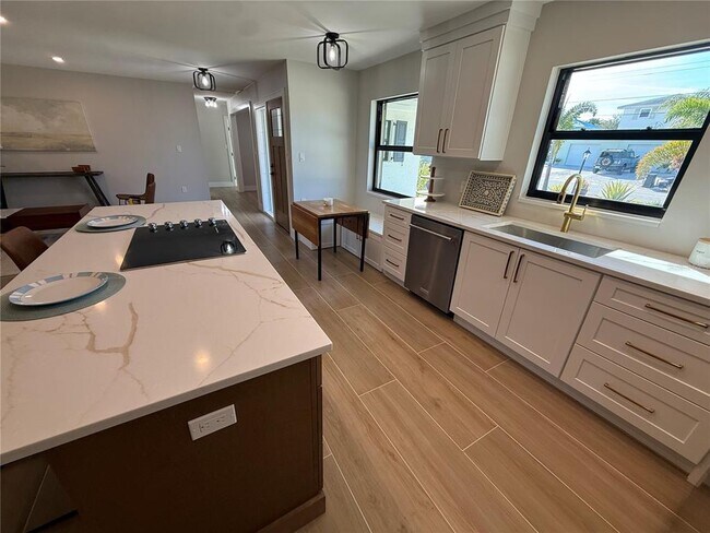 Building Photo - 808 25th Ave W