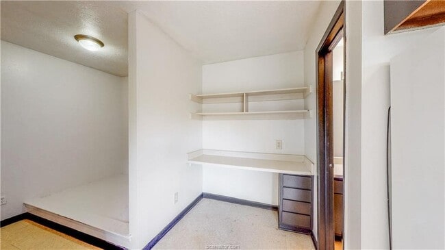 Building Photo - 725 Peppertree Dr