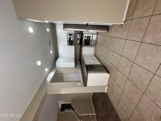 Building Photo - 7113 S 7th Ln